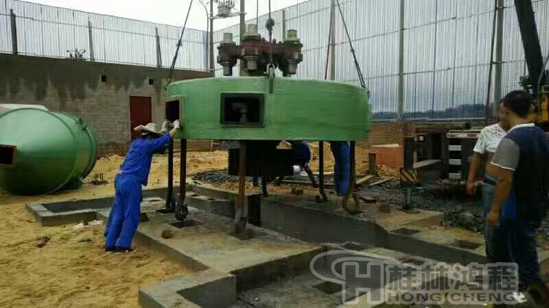 烈日下桂林鴻程磨粉機(jī)安裝團(tuán)隊正在為客戶安裝主機(jī) 烈日下桂林鴻程磨粉機(jī)安裝團(tuán)隊正在為客戶安裝主機(jī)