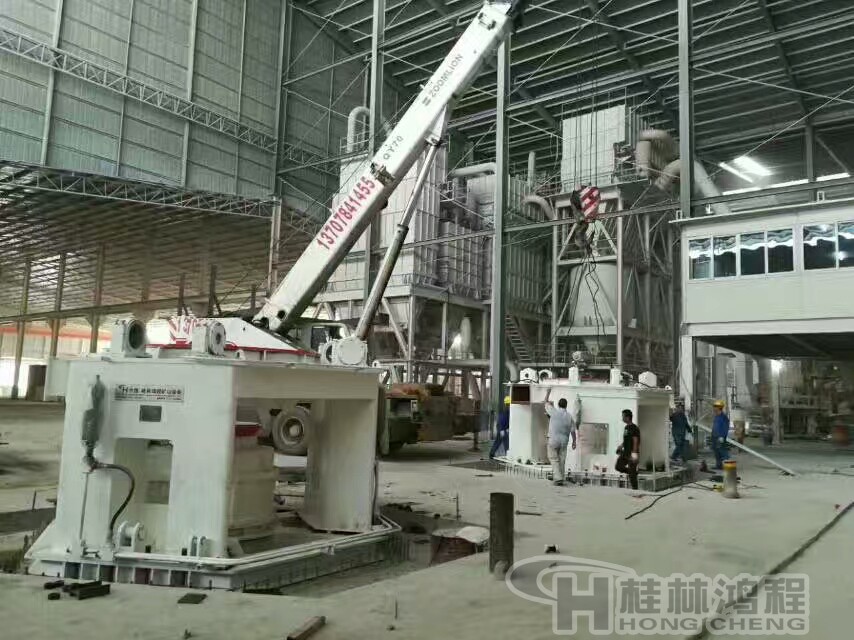 桂林鴻程磨粉機(jī)安裝團(tuán)隊對磨粉機(jī)主機(jī)底座吊裝安裝 桂林鴻程磨粉機(jī)安裝團(tuán)隊對磨粉機(jī)主機(jī)底座吊裝安裝